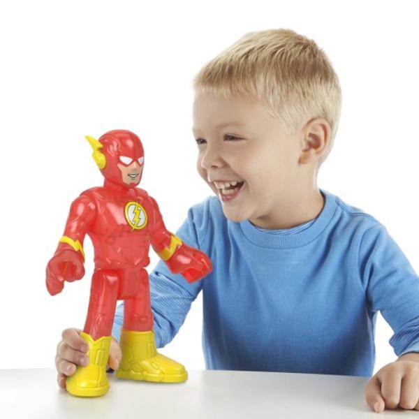 Tinerii fani ai lui Batman isi pot duce luptele DC Super Hero versus DC Super-Villain la culmi epice cu aceasta figurina imaginext® DC Super Friends The Flash XL de la Fisher-Price® Avand o inaltime de 25cm si avand gatul umerii picioarele si incheieturile complet mobile aceasta jucarie The Flash foarte mare le permite copiilor sa isi joace propriile aventuri pretinse rautacioase in Gotham City si nu numai Silueta foarte mare Imaginext® care prezinta iconicul DC 