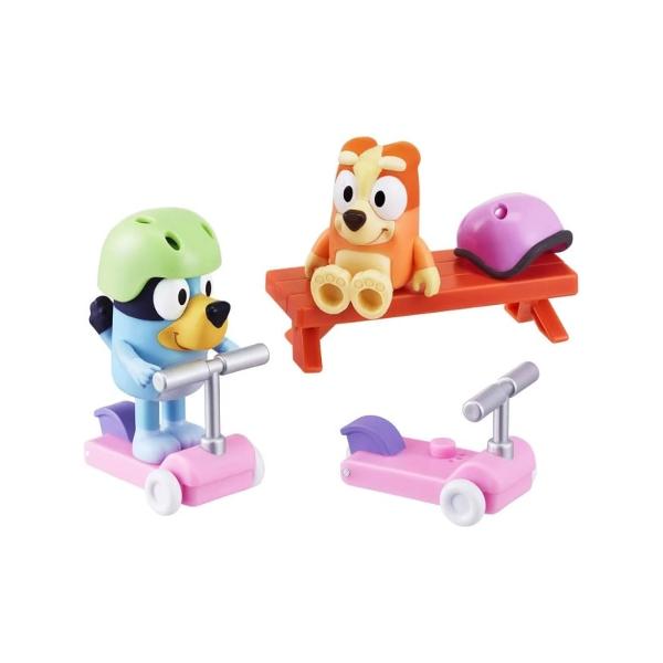 Bluey este un caine albastru stralucitor in varsta de sase ani caruia ii place sa se distreze Are multe idei interesante care transforma fiecare zi obisnuita intr-o serie de aventuri vesele Plimbarea cu scuterul este un set cu doua figuri mobile Bluey si Bingo Cainii invata despre siguranta in timp ce se distreaza &Icircnainte sa se urce pe trotinete isi pun casti Acum plimbare Apasati picioarele figurinelor pe cuiele de pe scuter astfel incat jucariile sa ramana singure pe 