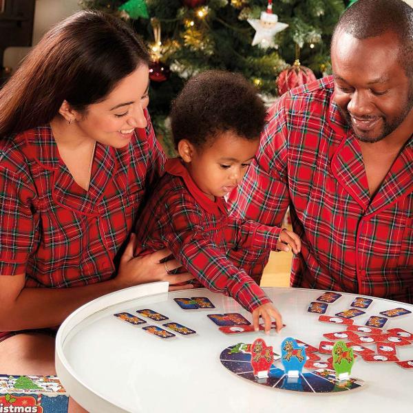 Cadoul perfect pentru Craciun Bucurati-va alaturi de intreaga familie cu jocul puzzle-ul si cartea de colorat cu activitati de la Orchard ToysVarianta de joc- Cursa renilor Renii încearc&259; s&259; ajung&259; de la Polul Nord la sat pentru a-l ajuta pe Mo&537; Cr&259;ciun s&259; livreze cadouri de Cr&259;ciun G&259;si&539;i renii colora&539;i care s&259; v&259; ajute pe parcursDupa ce ati completat impreuna puzzle ul din 25 piese adresati 