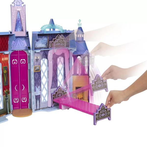 Inspirata de filmul Disney Frozen 2 aceasta casa frumoasa de papusi din castelul Arendelle are peste 2 metri inaltime si include 1 papusa Elsa si 15 piese de mobilier si accesorii Setul de joaca Castle include 4 zone de joaca inclusiv dormitorul Elsei cu un pat care se transforma intr-o masuta de toaleta cu spatiu de depozitare suplimentar o sala a tronului cu un tron si o sufragerie cu masa scaun si piese de mancare