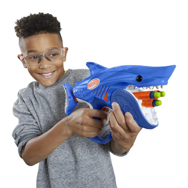 Blasterele Nerf Junior Wild sunt concepute cu caracteristici speciale usor de folosit astfel incat copiii sa se poata bucura singuri de aventuri cu lansare de sageti Nerf Blasterele sunt usor de tinut au dimensiuni perfecte pentru mainile micute si sunt usoare astfel incat copiii sa le poata folosi in jocurile in aer liber din curte Designul cu incarcare prin partea din fata usureaza introducerea sagetilor iar lansarea este simpla gratie manerelor cu cea mai mica forta de tragere dintre 