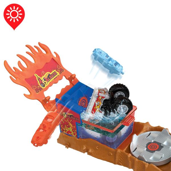 Actiunea de schimbare a culorii este in flacari cu setul de joc Hot Wheels Monster Trucks Arena Smashers Color Shifters 5-Alarm Rescue Copiii conduc Color Shifters HW 5-Alarm inclus in rezervorul de apa rece ca gheata al unei platforme detasabile pentru a initia prima schimbare de culoare inainte de a tinti spre un zid de flacari din spatele unei tribune Loviti locul zdrobitor si 5-Alarm se prabuseste in tribune cele doua masini zdrobibile incluse si Monster Truck cad in apa foarte calda si 