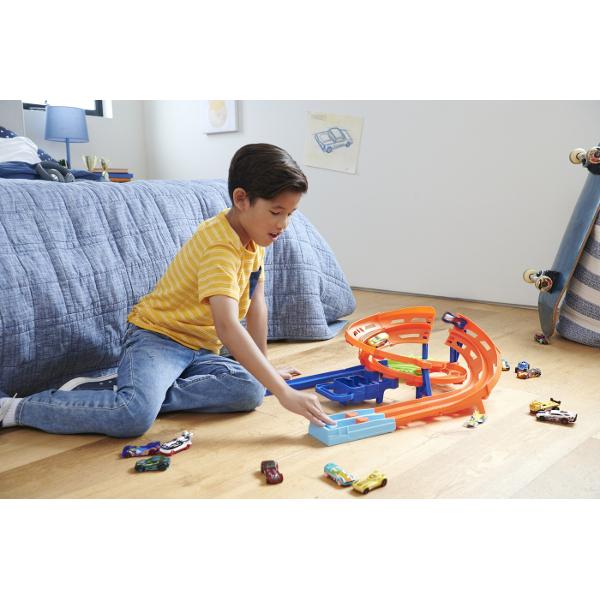 Concureaza cu doua masini Hot Wheels pe piste una langa alta efectueaza sarituri de cascadori si scapa din zona de coliziune pentru a fi primul care termina circuitul  aceasta pista reuneste toata actiunea si distractia curselor si cascadoriilor Include de asemenea doua vehicule la scara 164