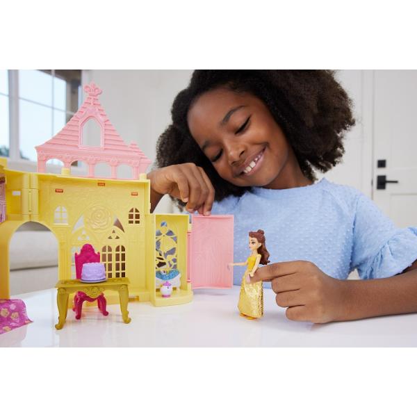 Fanii vor fi incantati de acest set de joaca inspirat de Frumoasa si Bestia Disney O casa de papusi la scara mica fermecatoare castelul se deschide pentru a dezvalui mai multe zone de joaca plus o papusa Belle 4 prieteni mobilier si multe altele Setul de joc include un maner pentru transport si se poate conecta cu alte Storytime Stackers pentru a extinde regatul Papusile nu pot sta singure Culorile si decoratiunile pot varia Papusa mica Belle apare in stilul ei clasic o rochie 