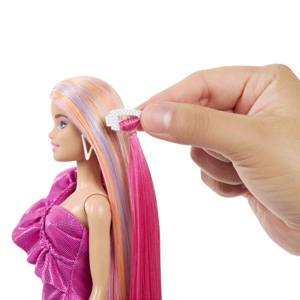 Dedicata tuturor lucrurilor legate de par colectia Barbie Fun &amp Fancy Hair prezinta papusi glam cu coafuri colorate &Icircn plus cele 10 piese de moda si styling incluse permit personalizarea fara sfarsit Papusa Barbie&reg are 21 cm de par blond foarte lung care poate fi aranjat cu note fantastice de culoare Ea poarta o minirochie roz lucios cu cercei albi si pantofi aurii cu bretele Copiii isi pot transforma cu usurinta aspectul cu moda mix-and-match Vine cu o rochie 