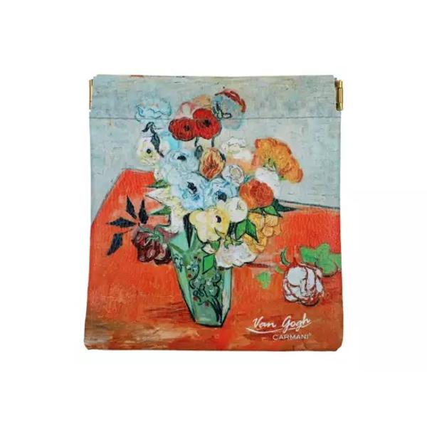 Portfardul nostru elegant imprimat cu celebra pictur&259; „Vaza japoneza cu trandafiri si anemone” de Vincent van Gogh este un accesoriu perfect pentru iubitorii de art&259; &537;i stilMaterialul asigur&259; durabilitate iar imprimeul vibrant transpune peisajul plin de culoare &537;i emo&539;ie al operei artistice direct în via&539;a ta de zi cu zi Designul este perfect pentru a p&259;stra ordonate cosmeticele instrumentele de scris sau orice alte mici 