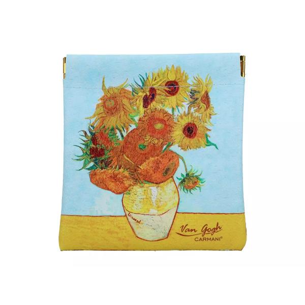 Portfardul nostru elegant imprimat cu celebra pictur&259; „Floarea Soarelui” de Vincent van Gogh este un accesoriu perfect pentru iubitorii de art&259; &537;i stilMaterialul asigur&259; durabilitate iar imprimeul vibrant transpune peisajul plin de culoare &537;i emo&539;ie al operei artistice direct în via&539;a ta de zi cu zi Designul este perfect pentru a p&259;stra ordonate cosmeticele instrumentele de scris sau orice alte mici obiecte 