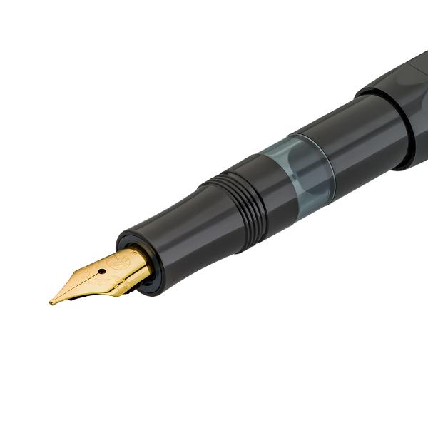 Stiloul PISTON SPORT CLASSIC BlackGold noutatea iernii 2024 de la Kaweco si are un sistem de preluare a cernelii direct din calimaraAcesta este un stilou realizat din ABS de inalta calitate cu penita din otel inoxidabil gravata si placata cu AurDatorita materialului usor a lungimii ideale cu capacul postat si a penitei calitative instrumentul de scris aluneca pe hartie extrem de lin Prin urmare mana nu oboseste nici dup&259; perioade lungi de 