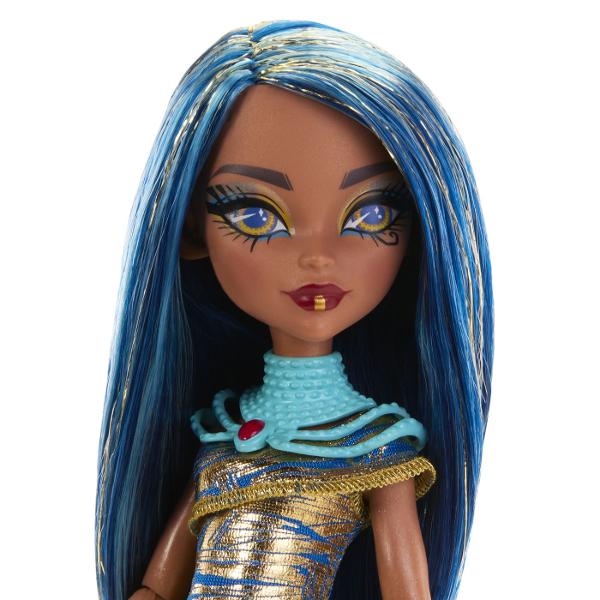 Faceti cunostinta cu elevii scolii legendare pentru monstri cu papusi Monster High Aspectul lor nebun de cool este completat de accesorii asortate cum ar fi o geanta originala si pantofi la moda Acest lucru va ofera si mai multe oportunitati de a juca si de a crea povesti infricosatoare cu prietenii tai monstri Daca colectezi intreaga colectie jocul va deveni si mai interesant Papusa Cleo DeNile fiica mumiei se intoarce la Monster High cu un nou look Papusa poarta imbracaminte de 