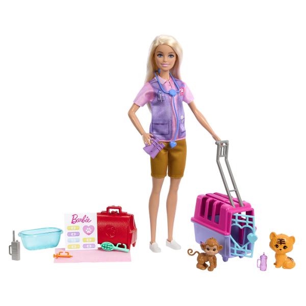 Papusa Barbie Animal Rescue este pregatita sa salveze si sa ingrijeasca doi pacienti adorabili un pui de maimuta si un pui de tigru Cu ajutorul numeroaselor accesorii incluse precum caruciorul pentru animale si trusa de veterinar papusa Barbie le ofera copiilor sansa de a crea aventuri captivante dezvoltandu-si imaginatia si sa experimenteze diferite roluri Cu papusa Barbie Animal Rescue cei mici pot explora momente pline de emotie in care devin eroi pentru animalele lor de plus preferate 