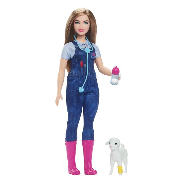 Sarbatoreste cea de-a 65-a aniversare a lui Barbie cu o colectie de papusi cu cai de cariera preferate cum ar fi a fi veterinar la ferma Papusa Veterinara Barbie&reg poarta o tinuta tematica cu pantofi roz iconici iar setul include si 10 accesorii inclusiv o oaie cu urechi mobile Distractia este diversificata prin accesorii suplimentare precum o banca o galeata echipament de examinare un ciocan si un stetoscop in forma de inima si 2 pansamente pentru oi tinuta detasabila a 
