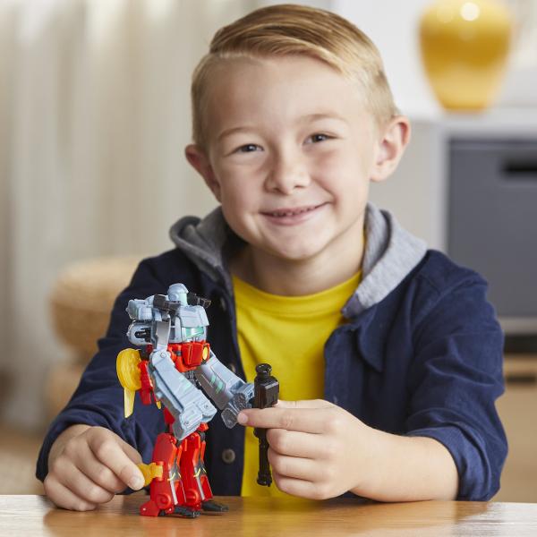 Exista atat de multe moduri de a folosi setul Cyber-Combiner Transformers Scantei pe Pamant Transforma figurina Terran Twitch din modul robot in modul drona in 9 pasi imagineaza-ti-l pe Robby Malto in costumul sau Cyber aruncandu-se in lupta sau combina figurinele in 2 moduri diferite pentru a le oferi puteri speciale lui Terran Twitch sau Robby Aceasta jucarie Transformers include si un accesoriu blaster detasabil pentru povesti puternice Cauta si alte seturi cu figurine Cyber-Combiner 