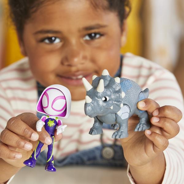 Alaturati-va echipei Spidey in ultimele lor aventuri cu dinosaurii cu acest set de jucarii Marvel Spidey and His Amazing Friends Acest set de figurine de actiune poate incuraja jocurile de aventura mari si imaginative pentru prescolari cu varsta de 3 ani in sus Colecteaza toate personajele si cauta si mai multe jucarii Spidey si prietenii lui uimitori pentru actiunea Dino-Webs pentru slinging web Acest pachet contine figurinele Ghost Spider si Rhino Dino