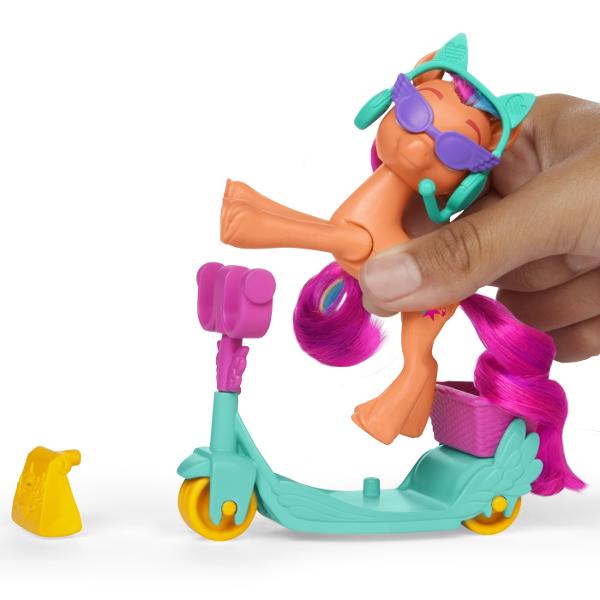 Imaginati-va aventuri din mers cu jocul My Little Pony Sunny Starscout Rolling Scooter Acest set de joaca My Little Pony vine cu o figurina articulata si 4 accesorii Figura are brate picioare si cap articulate pentru a poza in diferite moduri Are o coama si o coada lungi si moi cu care este distractiv de pieptanat si de jucat Silueta are o inaltime de 76cm cu un fluture Cutie Mark inspirat de distractie si par colorat cu buclele ei caracteristice