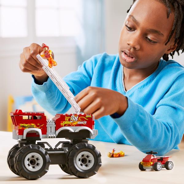 Pregateste-te pentru actiunea monstruala cu setul de constructie 5 ALARM MEGA Hot Wheels bazat pe modelul original Hot Wheels Monster Trucks Dispunand de detalii autentice Hot Wheels acest vehicul este echipat cu roti gigantice grafica iconica si decor si o scara de incendiu extensibila Asezati micro figurina de actiune inclusa in scaunul soferului si combinati-va cu alte seturi de constructie MEGA Hot Wheels pentru a va crea propriile camioane monstru personalizate