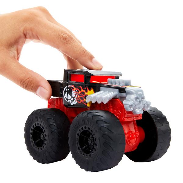 Aceasta colectie de camioane Hot Wheels Monster Trucks Roarin&39 Wreckers asigura toata actiunea de lovire si busire cu plusul de lumini si sunete pentru a imbunatati experienta Fiecare camioneta este la scara 143 si include grafica uimitoare si rotile gigantice ale marcii Hot Wheels Monster Trucks Apasati un buton pentru a auzi sunete de motor si de zdrobire precum si tema muzicala a vehiculului erou este ca si cum ati fi la spectacolul real Fiecare Monster Truck se aprinde prin 