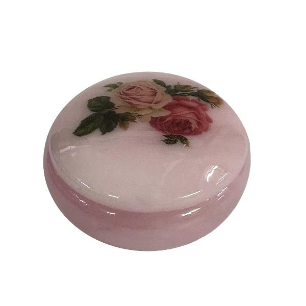 Cutiu&539;&259; din alabastru rotund&259; cu un diametru de 8 cm &537;i o în&259;l&539;ime de 4 cm perfect&259; pentru p&259;strarea bijuteriilor sau a micilor obiecte pre&539;ioaseRealizat&259; din piatr&259; natural&259; de alabastru fiecare cutiu&539;&259; este unic&259; putând prezenta varia&539;ii subtile de culoare &537;i textur&259; datorit&259; caracteristicilor specifice ale fiec&259;rei pietreAcest detaliu confer&259; 