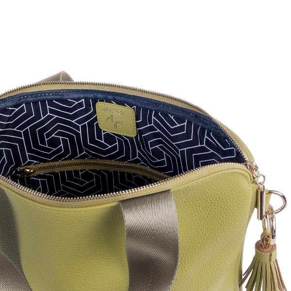 Aceast&259; geant&259; elegant&259; în culoarea verde m&259;sline sofisticat combin&259; designul modern cu versatilitatea func&539;ional&259; Pielea vegan&259; de înalt&259; calitate se simte luxoas&259; &537;i adaug&259; o not&259; rafinat&259; aspectului t&259;u În interior geanta are un model geometric alb-negru pentru un contrast modern Cureaua de um&259;r reglabil&259; permite transportul flexibil în timp ce ciucuri elegant cu accente aurii 