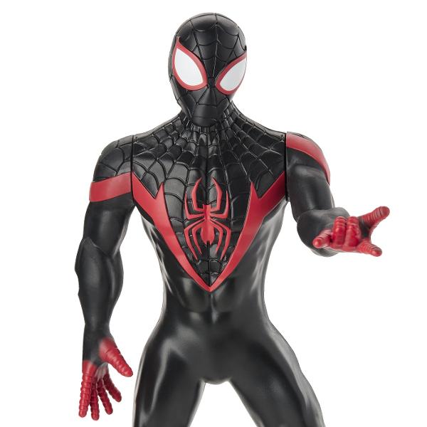 Cu figurinele de actiune Marvel de 24 cm de la Hasbro copiii isi pot imagina actiunea si aventurile Universului Marvel ca super-eroul lor preferat Dispunand de un design clasic si mai multe puncte de articulatie pentru distractie deplina copiii se pot preface ca au propriile lor aventuri Marvel captivante si pline de actiune Acest pachet contine personajul Miles Morales
