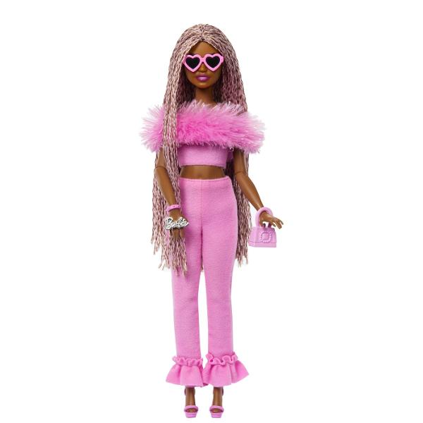 Papusile Barbie Deluxe Style duc glam-ul la un nou nivel de stratosfera cu haine si accesorii fabuloase inspirate de estetica Barbiecore Aceasta papusa este imbracata in rozul emblematic Barbie si are un tip de corp subtire si par impletit roz si maroEa canalizeaza Barbiecore intr-o tinuta moale din doua piese cu un guler dramatic din blana artificiala Pantofii ei cu barete sunt accentuati cu mansete cu volanePapusa Barbie isi asorteaza tinuta cu ochelari de soare in forma de inima o poseta 