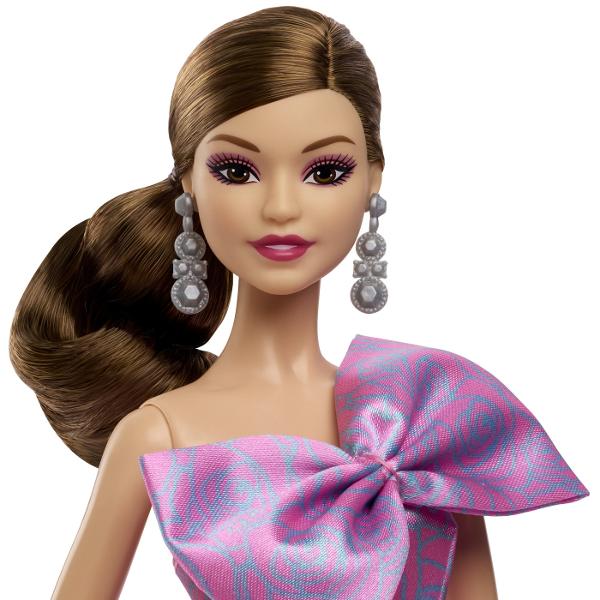Oferiti stralucire si eleganta absoluta la fiecare aniversare cu Papusa de Colectie Barbie Signature - Birthday Wishes Inspirata de flori Barbie poarta o rochie minunata cu motive florale special conceputa pentru aniversari Haine detasabile Rochia ei eleganta poate fi indepartata permitand si mai multe optiuni de joaca Suport pentru papusa pentru expunere Barbie vine cu un suport ideal pentru colectie sau decor Ideala pentru copii de 6 ani si peste