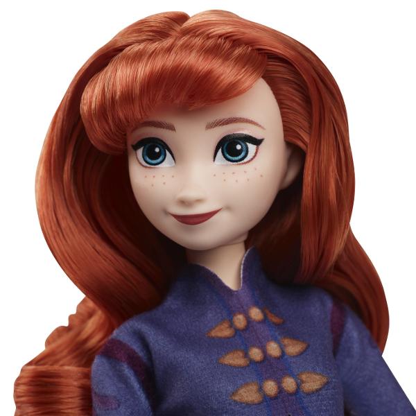 Inspirata de Frozen Winter Festival viseaza la jocuri de iarna nesfarsite cu aceasta papusa Anna care ii incurajeaza pe satenii din Arendelle sa sarbatoreasca anotimpul familia si prietenii cu distractie pe patineEa este pregatita pentru aventura cu o rochie magica inspirata de Festivalul de iarna o jacheta si doua seturi de pantofi din care sa alegiFie ca incearca trucuri indraznete pe gheata cu patinele incluse sau se plimba prin incinta festivalului in cizme fabuloase papusa Anna se 