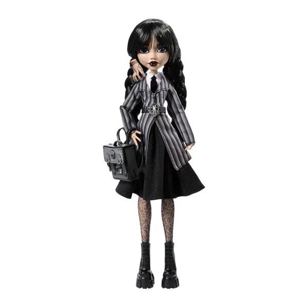 Papusa Wednesday este un must-have pentru fanii seriei Monster High imbinand stilul intunecat cu detalii elaborate care transforma aceasta papusa intr-o piesa de colectie deosebita Papusa poarta uniforma Academiei Nevermore completata de detalii unice precum cravata cureaua si ciorapii cu imprimeu de paianjen care subliniaza estetica ei sumbra si eleganta Cizmele papusii sunt decorate cu elemente inspirate din universul Wednesday Pe un toc este sculptat violoncelul ei iar pe celalalt 