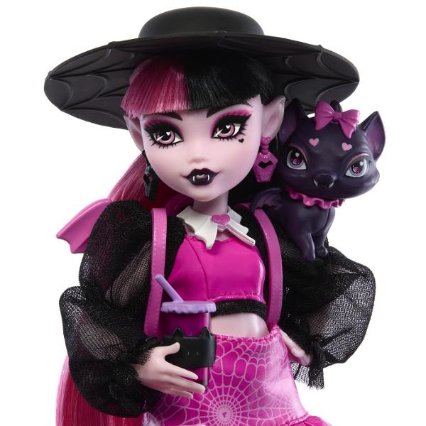 Papusa Monster High Draculaura arata uimitor intr-o tinuta adorabil de infricosatoare Ea vine cu animalul sau de companie Count Fabulous precum si cu accesorii infricosatoareDraculaura poarta un top roz stralucitor cu maneci bufante negre transparente si o fusta asortata O palarie sosete negre si cizme roz completeaza aspectul eiPisica-liliac infricosatoare Count Fabulous este de asemenea teribil de eleganta cu o fundita roz si un guler Copiii pot imagina aventuri nesfarsite cu acest 