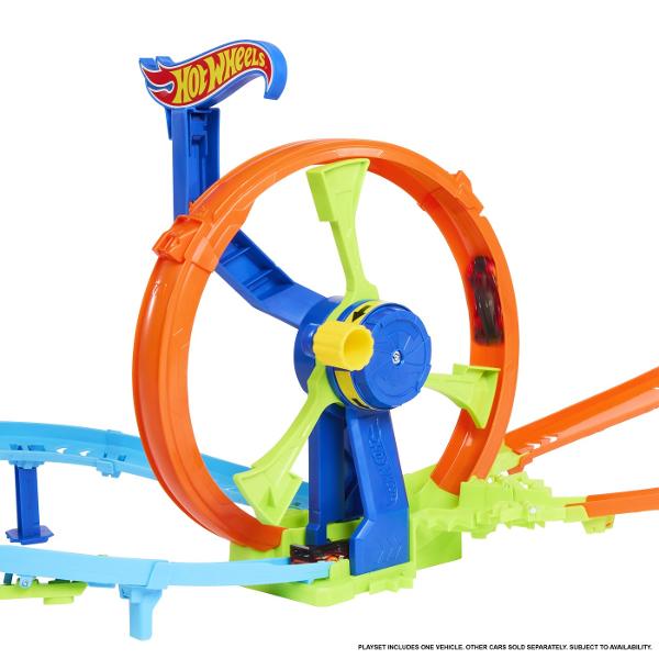 Noul Rapid Launch &amp Loop Track - Hot Wheels&reg Rapid Launch &amp Loop a sosit Activeaza mecanismul inovator al rotii si elibereaza masinile Hot Wheels pentru a efectua cascadorii a concura si a se ciocni in mod repetat in acest set de joaca salbatic Masina de jucarie inclusa este la scara 164 si se joaca pe pista Mecanismul de lansare o propulseaza automat prin bucla in jurul unei curbe printr-o zona de impact si apoi inapoi la start pentru a repeta