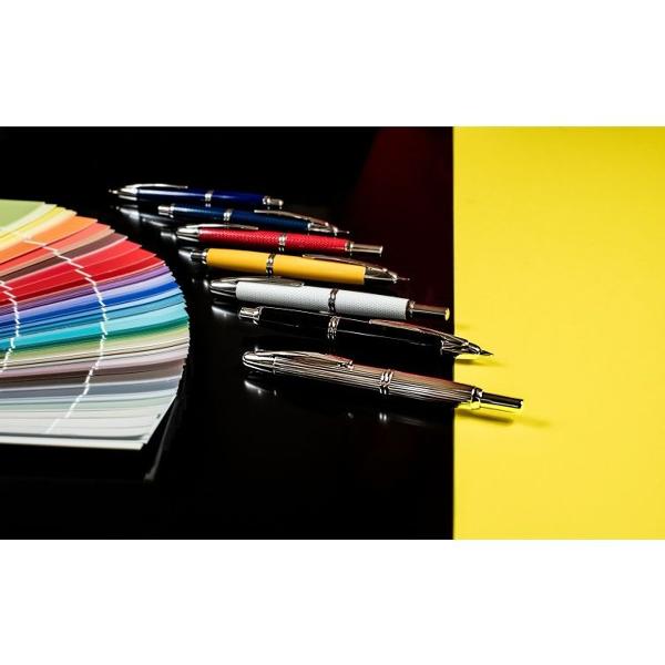 - Stiloul Capless Rhodium este un stilou incarcat de istorie si tehnologie- Design-ul impresionant impreuna cu ingenioasa tehnologie folosita il face potrivit pentru noua era- Corpul metalic este argintiu cu accente de rodiu si se asorteaza perfect cu penita din aur alb de 18K placata de asemenea cu rodiu- Capless este stiloul la care cerneala nu se usuca si nici nu curge accidental- Printr-o simpla apasare de buton penita se retrage- Fuzionarea perfecta 