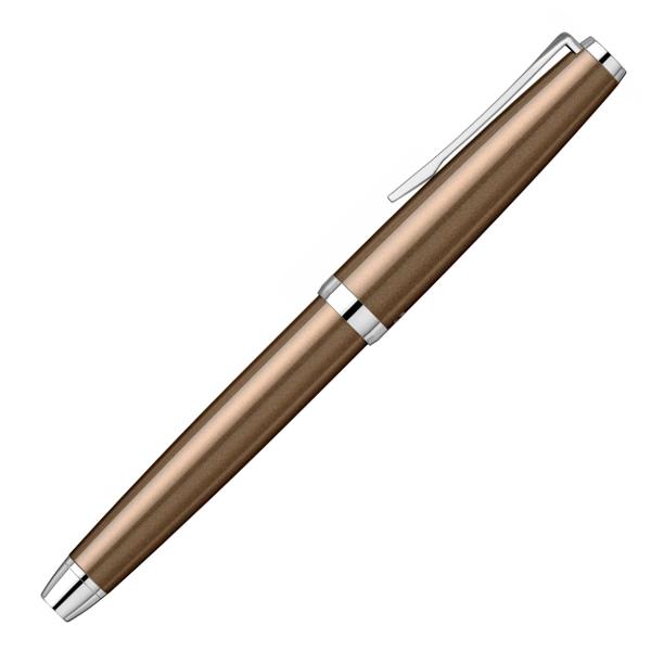Stilou Falcon Maro Capacul se inchide prin insurubareCorp din otel lacuit cu multiple straturi de lac maro luciosPenita din aur 14k placata cu rodiuflexibila si moale Adaptarea la unghiul de scriere al fiec&259;ruia utilizator face scrisul fluid &537;i u&537;orcursivStiloul functioneaza cu cartuse Pilot sau convertor PilotGrip din rasina neagraLungime 
