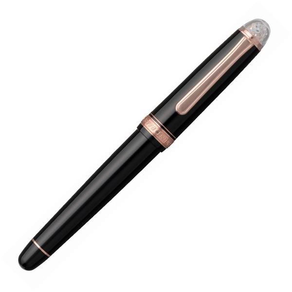 Stilou 3776 Century Shape of a Heart 14K Platinum Seria original&259; 3776 a fost conceput&259; de scriitorul japonez Haruo Umeda împreun&259; cu echipa de design de la Platinum Pen Company Obiectivul lor a fost simplu - s&259; creeze un stilou perfectStiloul 3776 a fost lansat pe pia&539;&259; în 1978 &537;i a devenit imediat un bestseller al m&259;rciiDe-a lungul anilor echipa Platinum a ascultat feedback-ul clien&539;ilor fiecare 