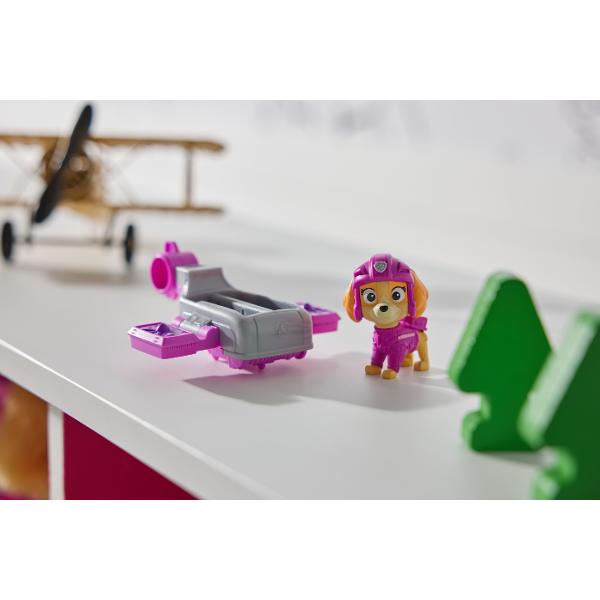 Zboara in actiune cu Action Pups figurina Patrula catelusilor si minunatul sau vehicul de salvare hoverboard Cand este timpul pentru o misiune de salvare plina de actiune prinde picioarele figurinei pe pozitie si extinde aripile hoverboard-ului transformandu-l intr-un avion de jucarie captivant inainte de a zbura intr-o misiune de salvare plina de adrenalina Figurina are o inaltime de peste 5 cm si este echipat cu jacheta de zbor albastra si casca de pilot la fel ca in serial Pentru si 