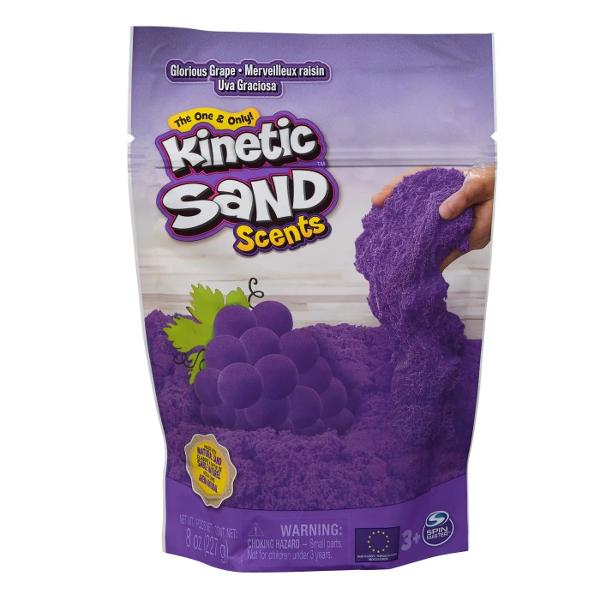 Descopera mai multe parfumuri incantatoare de nisip kinetic Aceasta punga contine 227 g de nisip kinetic ce va trezi imaginatia copiilor in timp ce isi creeaza si modeleaza propriile creatii parfumate cu fructeAmesteca nisipul cu alte parfumuri de nisip kinetic si creeaza combinatii noi de parfumuri si culori Strange-l taie-l modeleaza-l – posibilitatile creative sunt nelimitate Nisipul kinetic unic este realizat din nisip natural care nu se lipeste de alte obiecte 