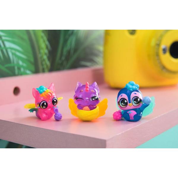 Traieste magia revelarii culorilor cu Hatchimals Alive Neon Rainbow Cu dragostea si grija ta acesti Hatchimals prind viata cu oua de culori neon care eclozeaza in apa schimband culoarea apeiPachetul de 1 include 1 ou cu 1 personaj aripi cuib si 1-2 accesorii de hranireInainte de eclozare alege un loc usor de curatat si protejeaza-ti zona de joaca Indepartati aripile oului umpleti cuibul cu apa si puneti oul in el In cateva secunde apa isi schimba culoarea pe 