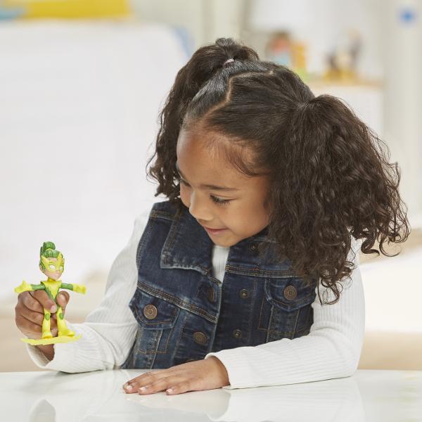 Spidey si prietenii lui uimitori sunt pregatiti de aventuri cu panza de paianjen cu aceste figurine inspirate de noul desen animat Figurinele de 10 cm au 6 puncte de articulatie si design specific Copiii pot colectiona intreaga echipa pentru a retrai aventuri pline de distractie la fel ca in serial Fiecare figurina dispune de un accesoriu specific personajului Sortimentul include personajele Spider-Man Miles Morales Spinn Ghost-Spider Ghost si Green Goblin Fiecare figurina se vinde 