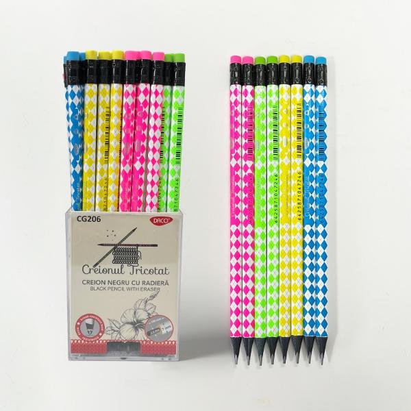 Creionul negru Tricotat DACO este o pies&259; distinctiv&259; &537;i inovatoare cu un corp triunghiular din lemn ce reprezint&259; un design tricotat Aceast&259; abordare creativ&259; îmbin&259; utilitatea unui instrument de scris cu estetica tricotajului oferind o experien&539;&259; unic&259; în timpul utiliz&259;riiCaracteristiciCorp triunghiular din lemn Design ergonomic ce asigur&259; o priz&259; 