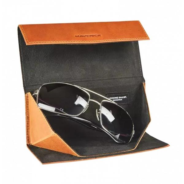 Vei ar&259;ta impecabil cu aceast&259; cutie de ochelari din pieleDesign minimalistic pliabil &537;i u&537;or de depozitatFabricat&259; din pielea NEW MEN o piele natural&259; full grain tratat&259; „drum stuffed” Este impregnat&259; cu ulei 
