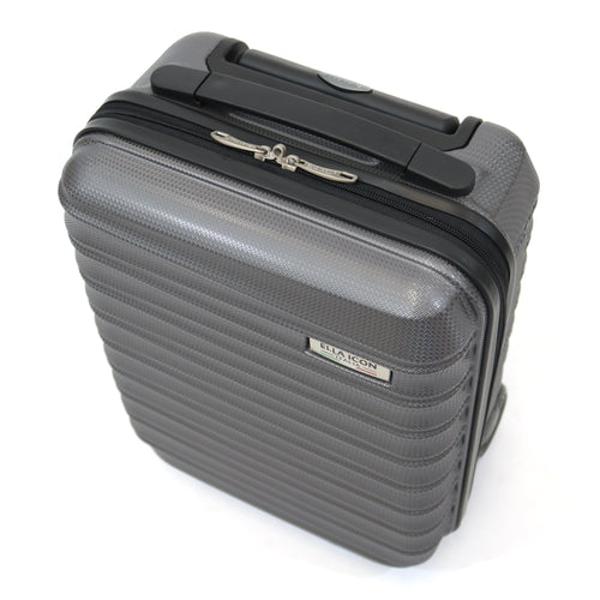 Troler Assign Gri Inchis 40x30x20 cmTroler ABS cu 2 rotiManer superior si maner telescopicSuport de sustinere la baza trolerului pentru o manevrare mai usoaraLa interior prezinta bretele elastice pentru fixarea bagajului si un buzunar cu fermoarGreutate 18kg