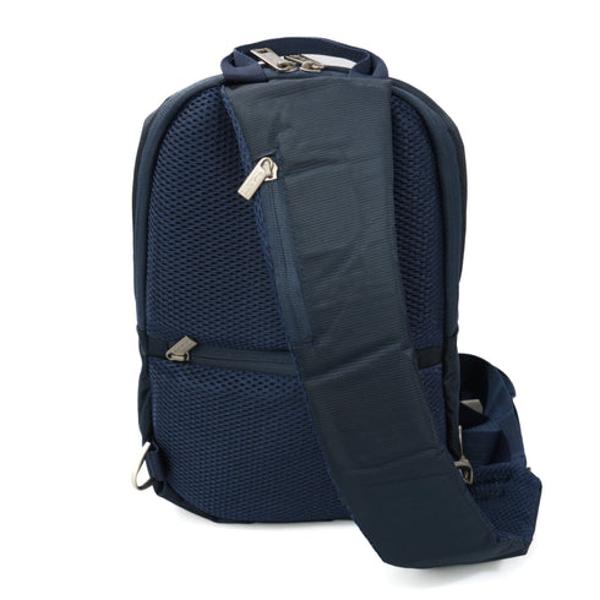 Geanta de umar crossbody Stark Albastru 38x22x8 cmGeanta de umar din material impermeabil;1 compartiment principal;3 buzunare frontale;Sistem de inchideredeschidere cu fermoar;Buzunar dorsal secret inchis cu fermoar;Bretea de umar ajustabila cu posibilitatea de a fi purtata pe ambele parti cu buzunar dedicat pentru carduri cardul poate fi citit fara a mai fi scos din rucsac;Material 