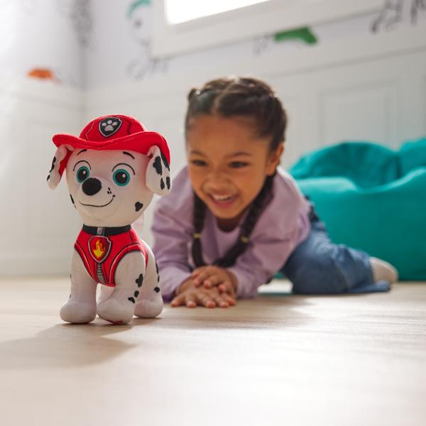 Porneste in misiuni de salvare palpitante cu personajele din Patrula catelusilor Inalte de 17 cm aceste figurine de plus sunt gata pentru aventura in uniforma lor oficiala Blana moale si chipul expresiv surprind in mod autentic indragitele personaje aducandu-le la viata pentru fanii de toate varstele Fie ca este vorba de misiuni de joaca sau de visare in timpul somnului aceste plusuri au dimensiunea perfecta pentru a insoti fiecare aventura Jucariile pentru prescolari din Patrula 