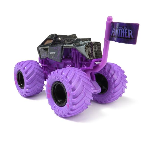 Paseste in universul plin de actiune in care Monster Jam huruie si supereroii Marvel se inalta Seria de camioane vopsite Marvel Monster Jam la scara 164 nu este doar o colectie Este un omagiu adus Universului Marvel Aceste camioane de tip monster truck inscriptionate cu simbolurile si culorile unor embleme precum Thor Captain America Iron Man Black Panther si Spider-Man aduc acasa spectacolul superputerilor si al cascadoriilor de pe stadion Cu anvelope autentice BKT si o caroserie cu 