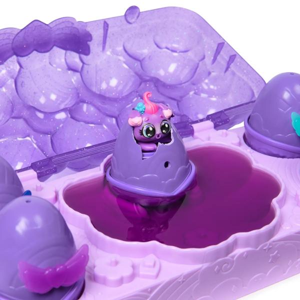 Experimenteaza cum ies jucariile din oua in culori neon cu setul de oua de jucarie Hatchimals Alive Neon Rainbow Cu dragostea si grija ta acesti Hatchimals prind viata cu oua de culori neon care eclozeaza in apa schimband culoarea apei Deschide capacul stralucitor pentru a descoperi o zona de ecloziune incorporata si 5 oua Hatchimals care contin 5 personaje fiecare inspirat de nuantele Moody Midnight Inainte de eclozare alege un loc usor de curatat si protejeaza-ti zona de joaca 