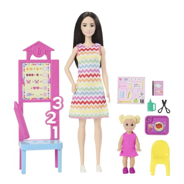 Descopera setul de joaca Barbie Profesor perfect pentru copiii care isi doresc sa exploreze lumea educatiei prin joaca Acest set ofera oportunitatea de a recrea lectii interesante si de a invata prin scenarii interactive Setul include o papusa Barbie bruneta profesoara imbracata intr-o rochie colorata cu model vesel gata sa predea lectii captivante Sala de clasa este echipata cu o tabla interactiva materiale educative si accesorii specifice care completeaza experienta de invatare De 