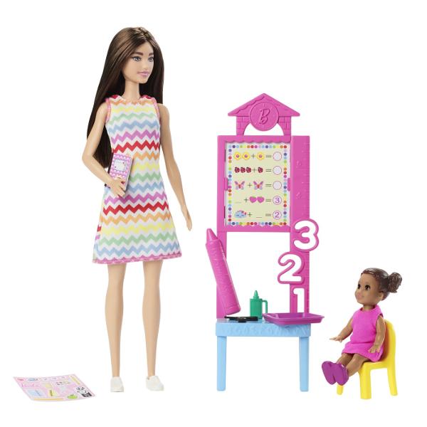 Descopera setul de joaca Barbie Profesor perfect pentru copiii care isi doresc sa exploreze lumea educatiei prin joaca Acest set ofera oportunitatea de a recrea lectii interesante si de a invata prin scenarii interactive Setul include o papusa Barbie satena profesoara imbracata intr-o rochie colorata cu model vesel gata sa predea lectii captivante Sala de clasa este echipata cu o tabla interactiva materiale educative si accesorii specifice care completeaza experienta de invatare De 