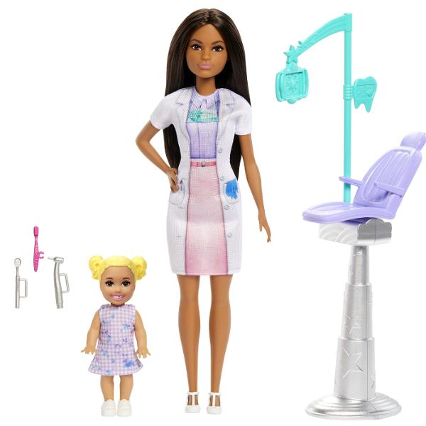 Descopera setul de joaca Barbie Bruneta Stomatolog ideal pentru copiii care vor sa exploreze lumea stomatologiei prin joaca Acest set ofera oportunitatea de a descoperi importanta ingrijirii dentare si de a dezvolta imaginatia prin scenarii realiste Setul include o papusa Barbie bruneta imbracata in uniforma de dentist cu halat alb si ochelari de protectie pregatita sa ofere cele mai bune tratamente dentare Scaunul de consultatie este special conceput pentru micii pacienti iar setul 
