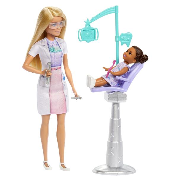 Descopera setul de joaca Barbie Dentist ideal pentru copiii care vor sa exploreze lumea stomatologiei prin joaca Acest set ofera oportunitatea de a descoperi importanta ingrijirii dentare si de a dezvolta imaginatia prin scenarii realiste Setul include o papusa Barbie blonda imbracata in uniforma de dentist cu halat alb si ochelari de protectie pregatita sa ofere cele mai bune tratamente dentare Scaunul de consultatie este special conceput pentru micii pacienti iar setul contine si o 