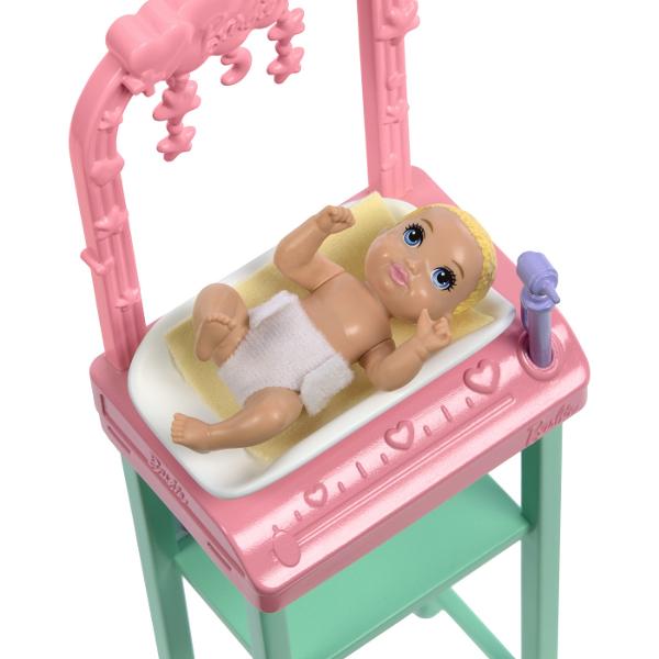 Descopera setul de joaca Barbie Baby Doctor perfect pentru copiii pasionati de medicina si ingrijirea bebelusilor Cu acest set cei mici pot explora universul fascinant al medicilor pediatri dezvoltand empatie imaginatie si abilitati de rol Setul include o papusa Barbie bruneta doctor imbracata in uniforma medicala roz cu imprimeu tematic si pantaloni asortati pregatita sa aiba grija de micii pacienti Accesoriile medicale realiste cum ar fi stetoscopul si echipamentele de examinare 