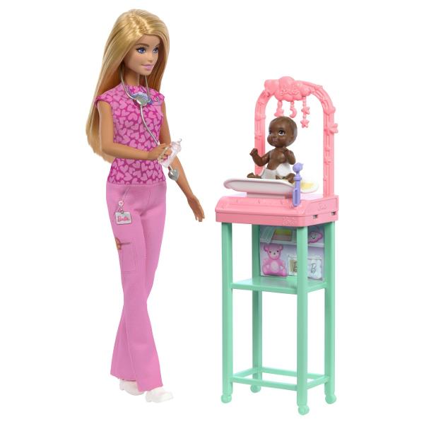 Descopera setul de joaca Barbie Blonda Pediatru perfect pentru copiii pasionati de medicina si ingrijirea bebelusilor Cu acest set cei mici pot explora universul fascinant al medicilor pediatri dezvoltand empatie imaginatie si abilitati de rolSetul include o papusa Barbie blonda imbracata in uniforma medicala roz cu imprimeu tematic si pantaloni asortati pregatita sa aiba grija de micii pacienti Accesoriile medicale realiste cum ar fi stetoscopul si alte instrumente de examinare 