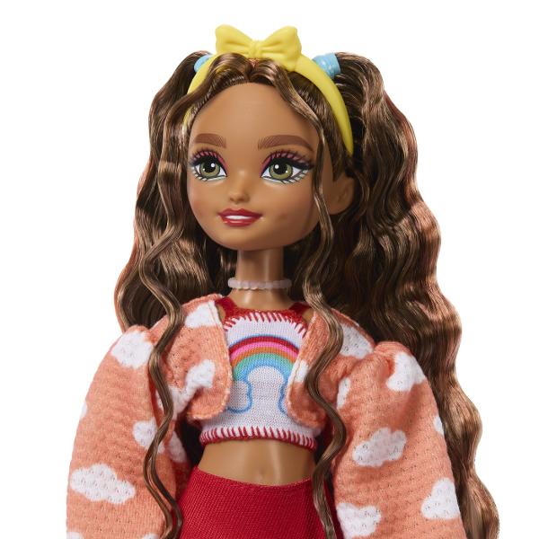 &8203;The Barbie Dream Besties Teresa iubeste sa patineze cu role  Urmareste-i cum patineaza in tinuta ei detaliata cu accesorii cu tematica distractiva Teresa isi urmareste visele de a deveni designer de jocuri video Vine cu accesorii precum jocul ei portabil poseta in forma de nor genunchiere nor bentita cu funda colier de perle camera foto telefon si cutie de ursuleti Papusa este articulabila si poarta haine detasabile cum ar fi maioul curcubeu cardiganul cu nor fusta rosie si 